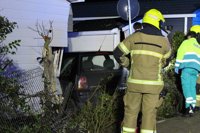 Automobilist ramt stacaravan en schuur