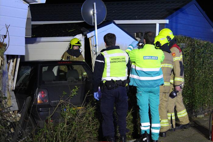 Automobilist ramt stacaravan en schuur