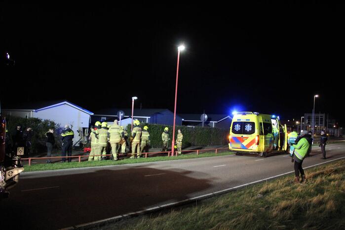 Automobilist ramt stacaravan en schuur