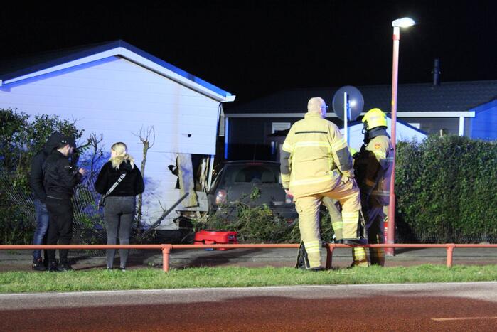 Automobilist ramt stacaravan en schuur