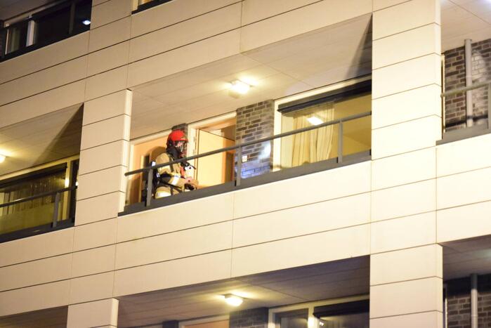 Brandweer blust brand in keuken van appartement