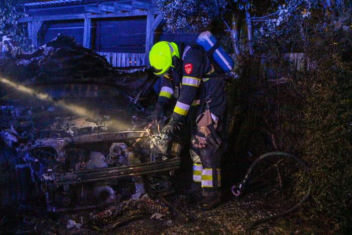 Geparkeerde auto beschadigd door brand