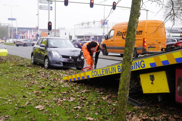 Bestelbus en personenwagen botsen op kruising