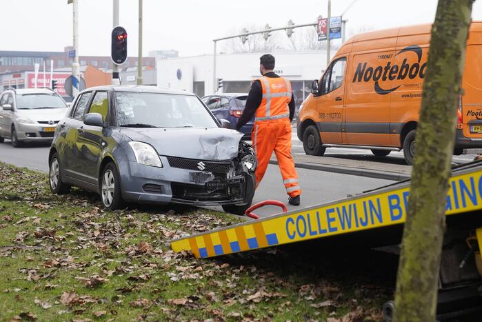 Bestelbus en personenwagen botsen op kruising