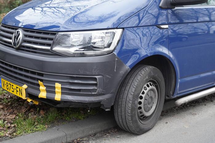 Bestelbus en personenwagen botsen op kruising