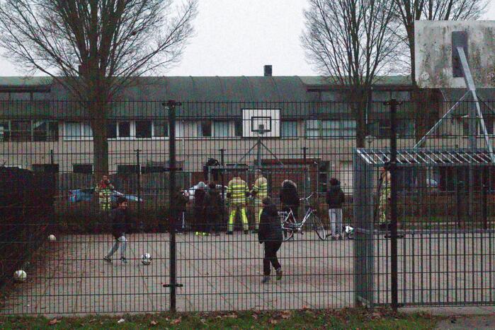 Kind vast met voet tussen spijlen voetbaldoel