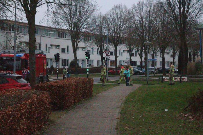 Kind vast met voet tussen spijlen voetbaldoel