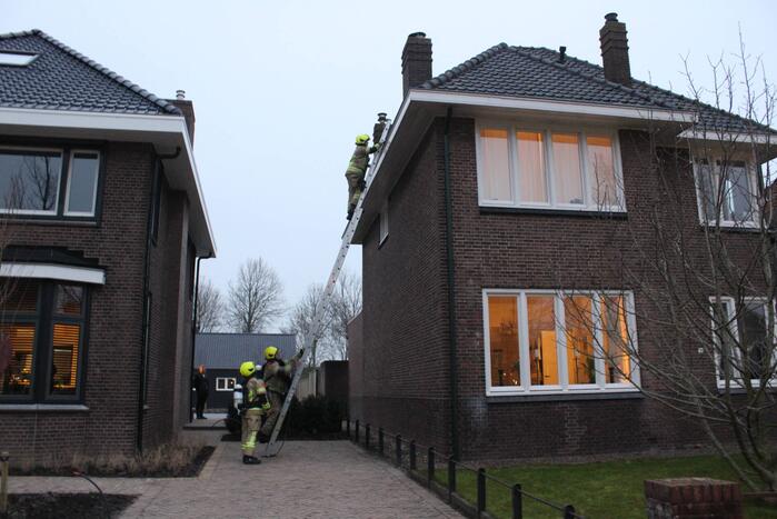 Brand in schoorsteen van woning
