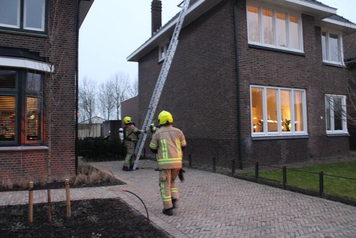 Brand in schoorsteen van woning