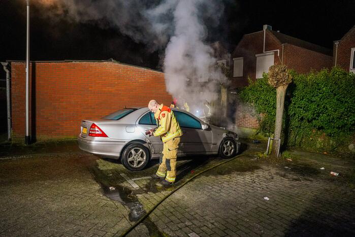 Auto zwaar beschadigd door brand