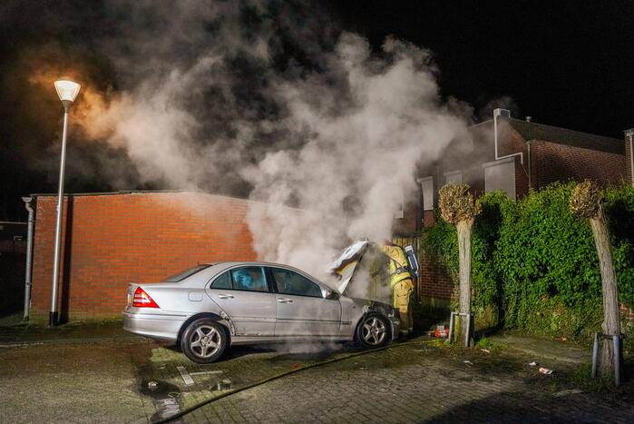Auto zwaar beschadigd door brand