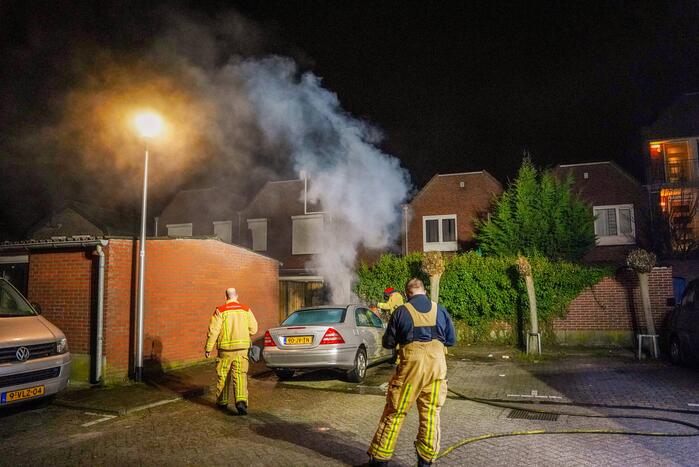 Auto zwaar beschadigd door brand