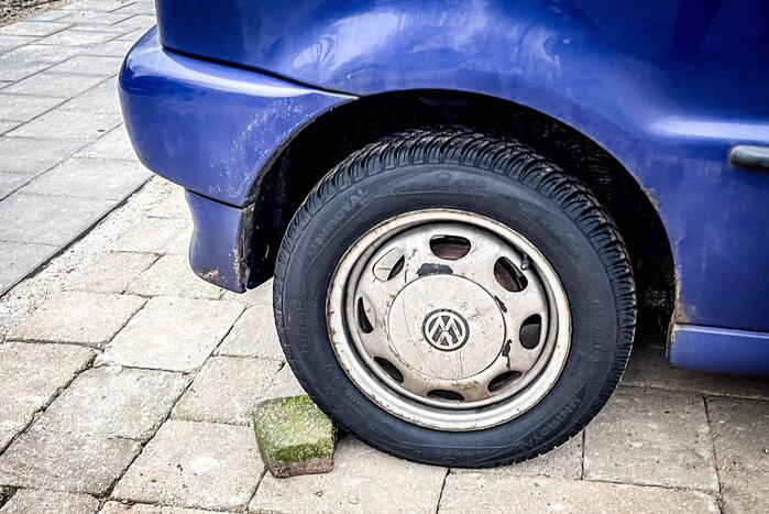 Dief steelt katalysators onder auto vandaan