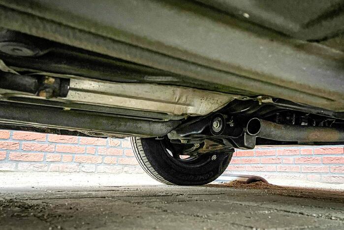 Dief steelt katalysators onder auto vandaan