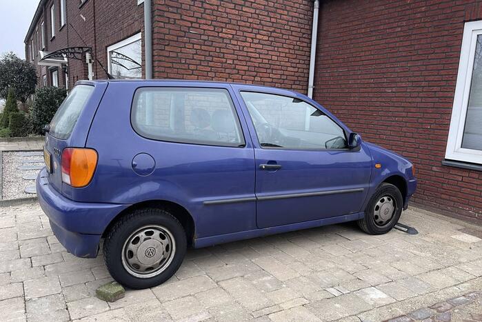Dief steelt katalysators onder auto vandaan
