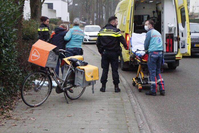 PostNL bezorgsters gaat onderuit met fiets