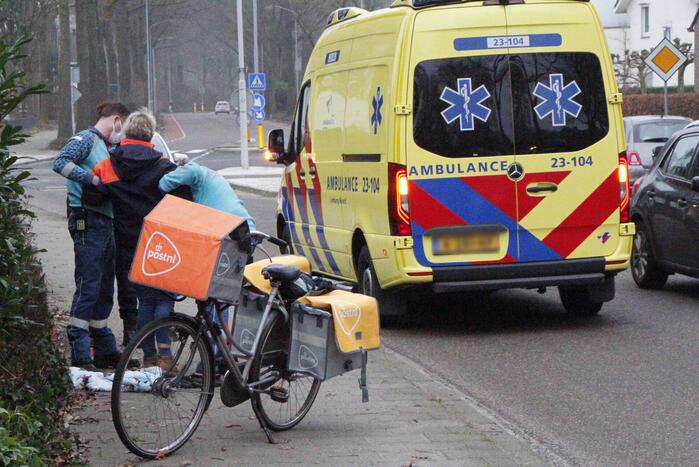 PostNL bezorgsters gaat onderuit met fiets