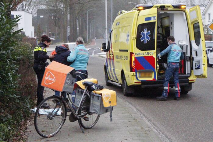 PostNL bezorgsters gaat onderuit met fiets