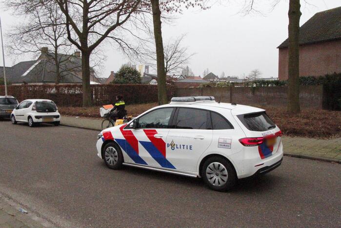 PostNL bezorgsters gaat onderuit met fiets