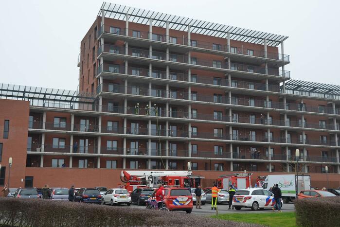 Zwarte rookwolk bij brand in flatwoning