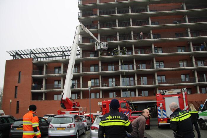 Zwarte rookwolk bij brand in flatwoning