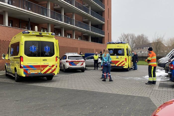 Zwarte rookwolk bij brand in flatwoning