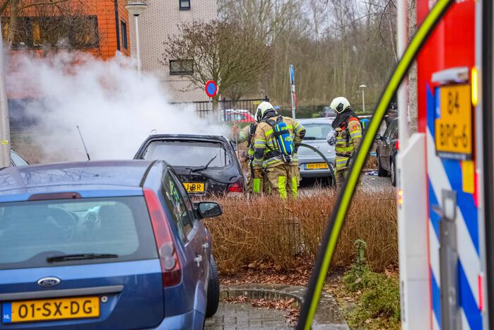 Geparkeerde auto volledig uitgebrand