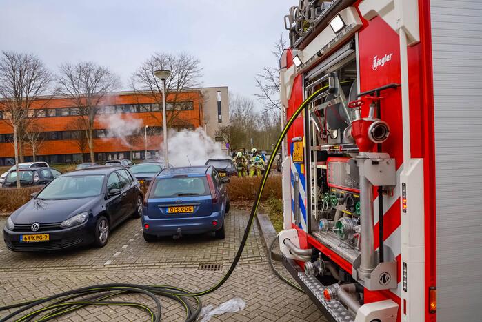 Geparkeerde auto volledig uitgebrand