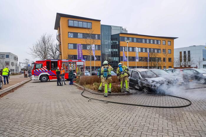 Geparkeerde auto volledig uitgebrand