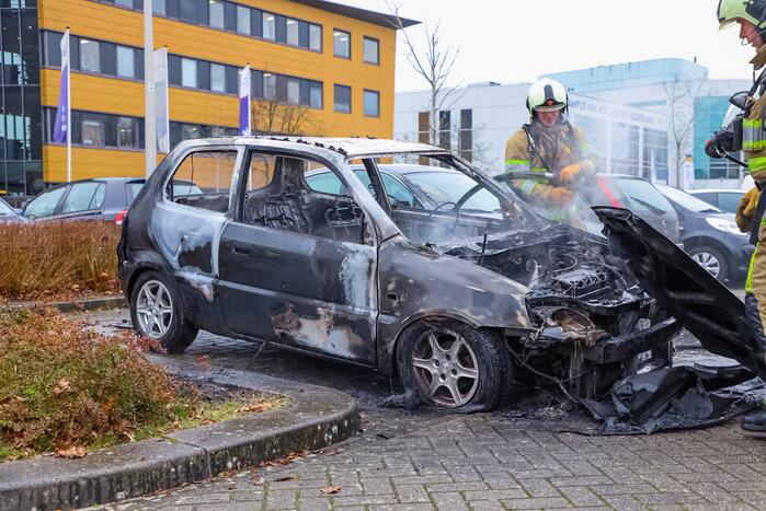 Geparkeerde auto volledig uitgebrand