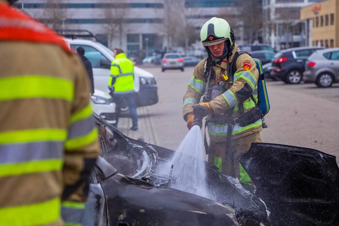 Geparkeerde auto volledig uitgebrand