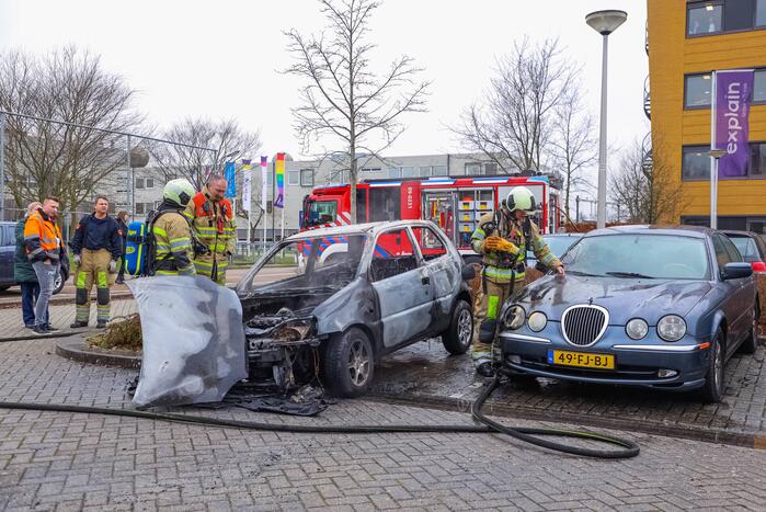 Geparkeerde auto volledig uitgebrand