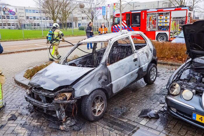 Geparkeerde auto volledig uitgebrand