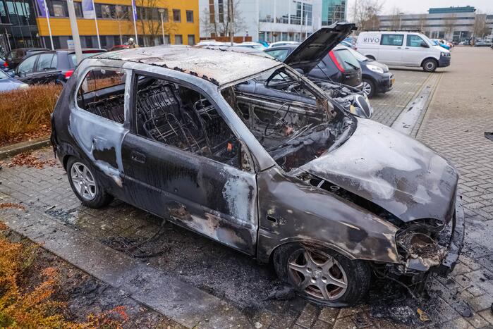 Geparkeerde auto volledig uitgebrand