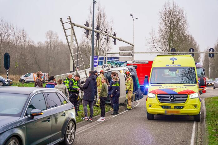 Bestelbus kantelt en belandt in sloot