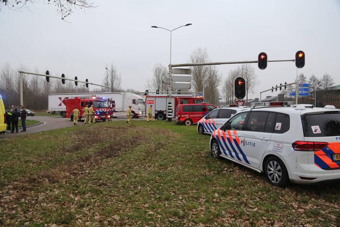 Bestelbus kantelt en belandt in sloot