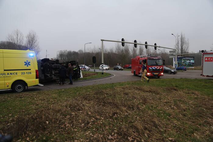 Bestelbus kantelt en belandt in sloot