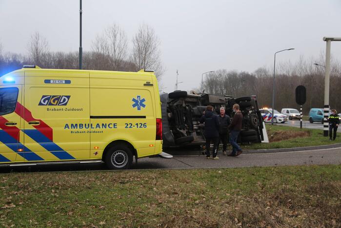 Bestelbus kantelt en belandt in sloot