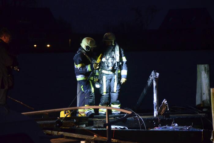 Zeilboot volledig uitbrand