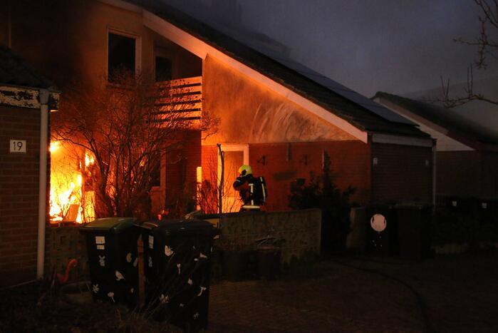 Flinke vlammen door brand in woning