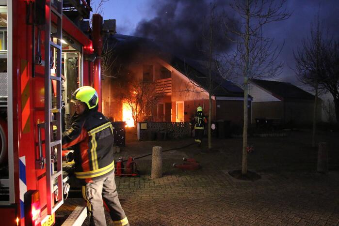 Flinke vlammen door brand in woning