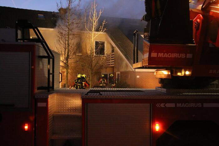 Flinke vlammen door brand in woning