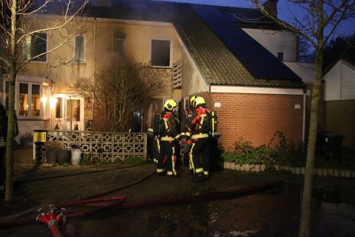 Flinke vlammen door brand in woning