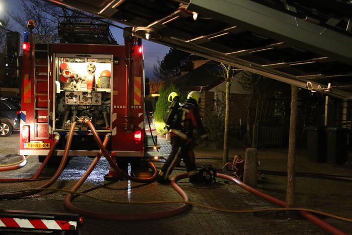 Flinke vlammen door brand in woning