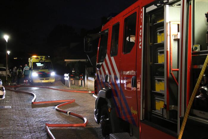 Flinke vlammen door brand in woning