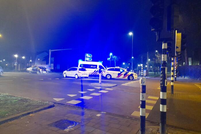 Bestuurder botst met voertuig tegen stoplicht