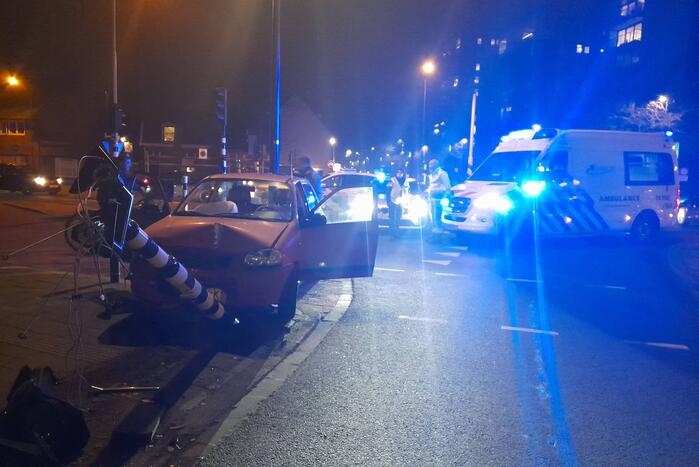 Bestuurder botst met voertuig tegen stoplicht