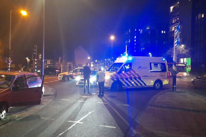 Bestuurder botst met voertuig tegen stoplicht