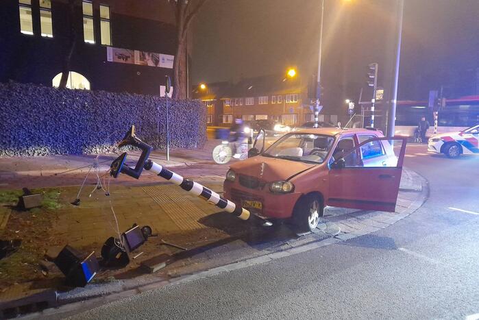 Bestuurder botst met voertuig tegen stoplicht