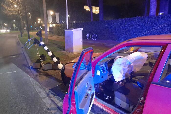 Bestuurder botst met voertuig tegen stoplicht